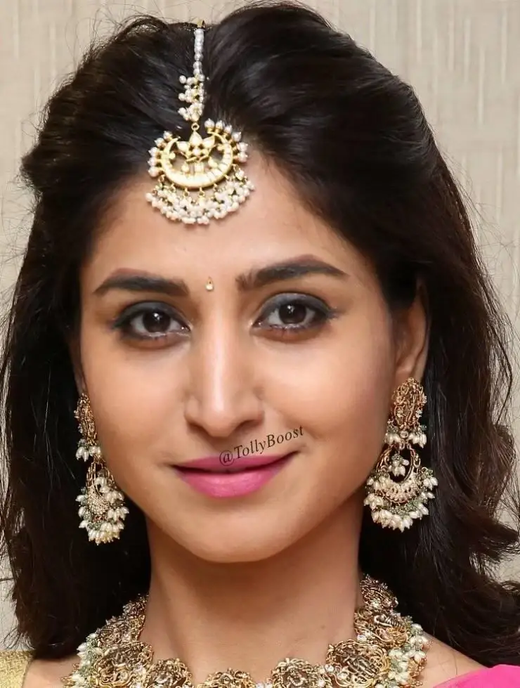 Indian TV Girl Varshini Sounderajan Beautiful Jewelry Face Closeup